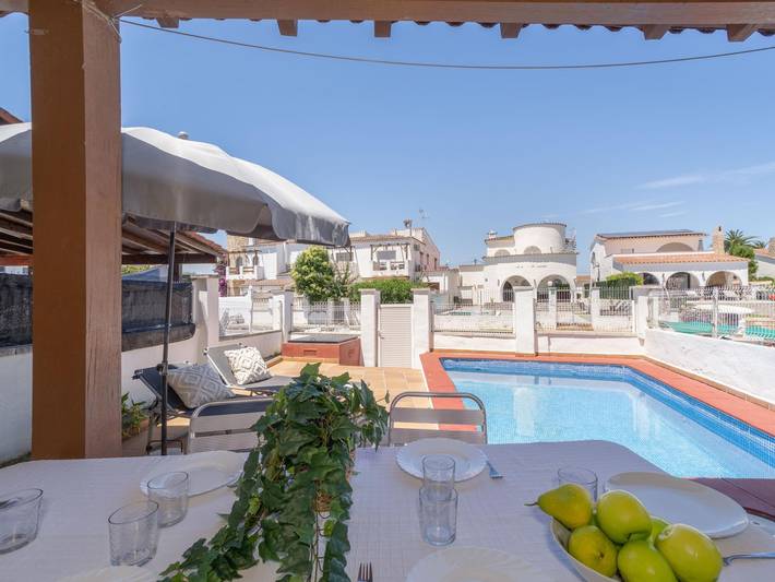 Villa pour 9 personnes, avec terrasse ainsi que jardin et vue sur le lac, animaux acceptés à Empuriabrava
