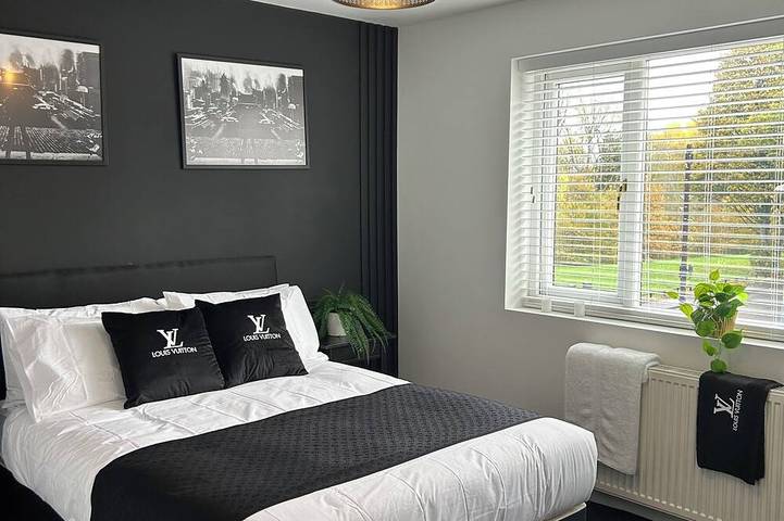 Fabulous 7-bedroom Hyacinth House perfect for your Birmingham getaway in Birmingham, Birmingham Area