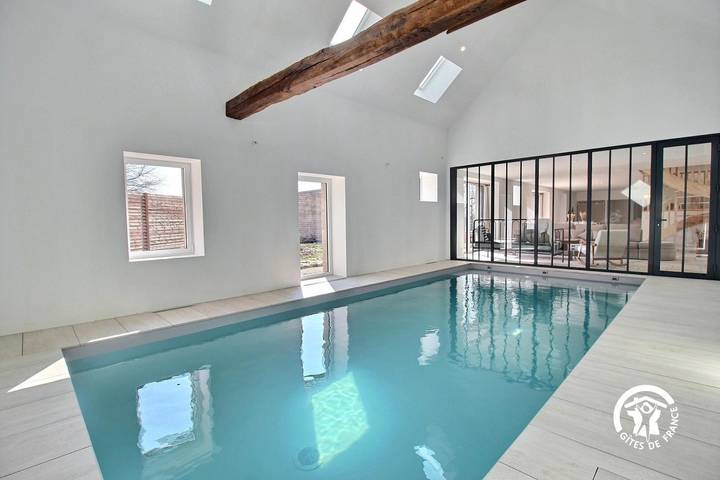 Gîte pour 12 personnes, avec piscine ainsi que jardin et terrasse