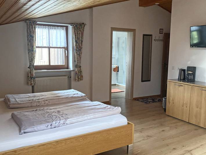 Bauernhof Daurerhof - Doppelzimmer Nr.2 mit Ausziehcouch Dusche/Wc und TV, ohne Frühstück (29 qm) in Kampenwand, Aschau im Chiemgau