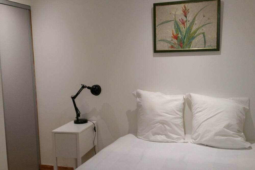 Ganze Wohnung, Apartment-Apartment-Ensuite-Blick auf den Hof in La Colle-sur-Loup, Mittelmeerküste (Frankreich)