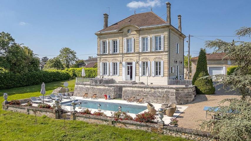 Location de vacances pour 14 personnes, avec jardin ainsi que piscine et vue à Vignonet