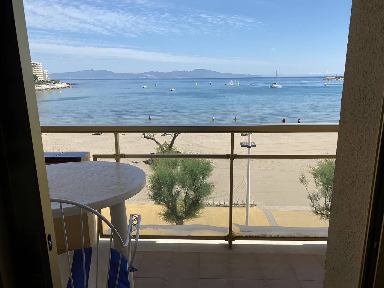 Apartamento entero, Apartamento 'Platja Mar 2' con vistas al mar y balcón in La Escala, Alt Empordà