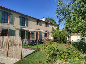 Gîte pour 12 personnes, avec piscine ainsi que jardin et terrasse à Montournais