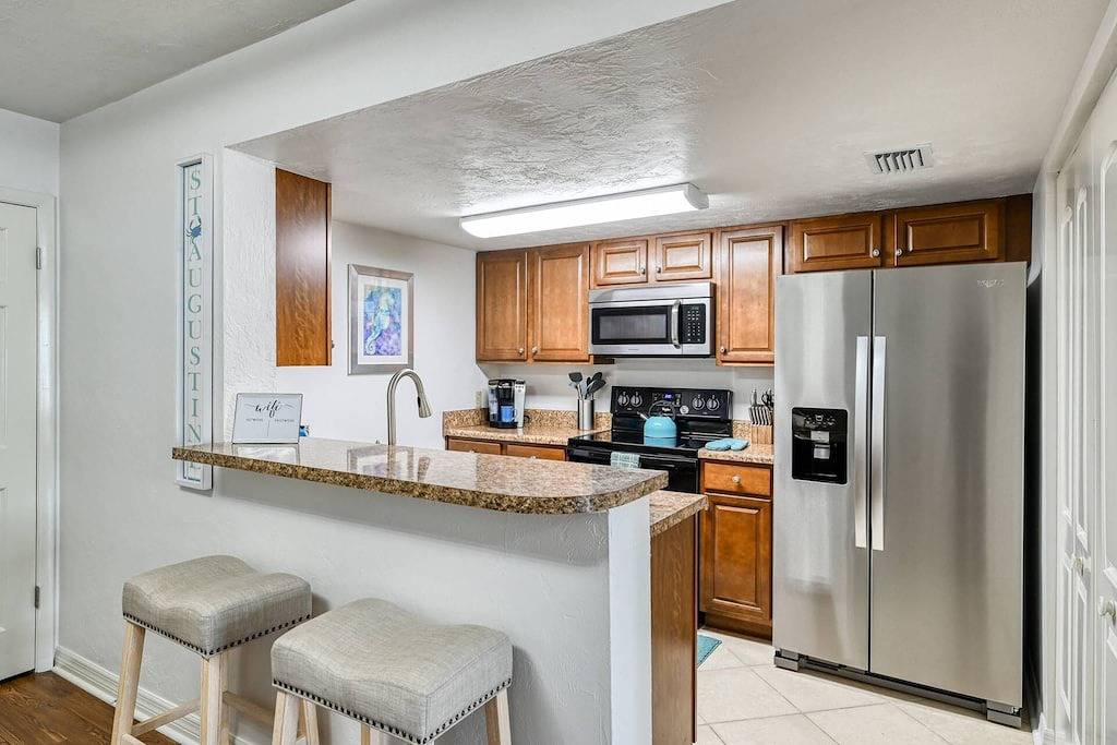 Private Garden, Hot Tub, Fire Pit, Walk to Beach, Minutes to Historic Downtown, $300 in Free Tickets in Vilano Beach, St. Johns County