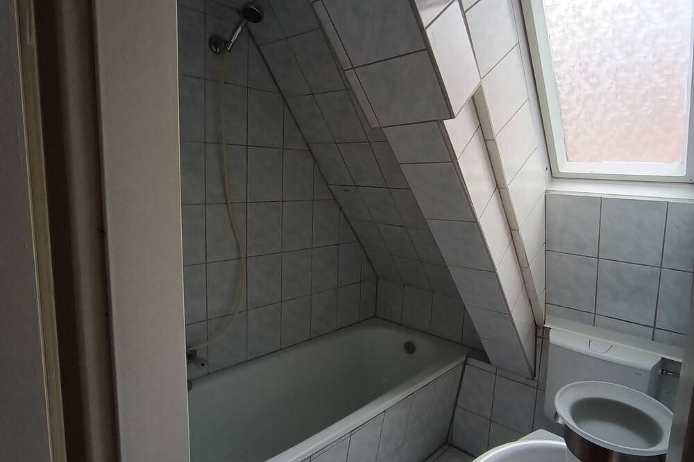 Entire apartment, Cosy old Studio at Schlosspark in Wiesbaden, Rheingau