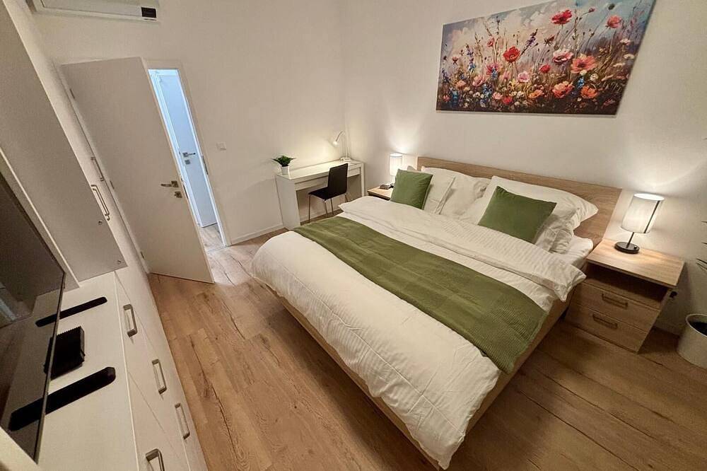 Entire apartment, Spacious Old Town 2Br • Balcony • Parking • Ac • Dryer in Bratislava, Bratislava region