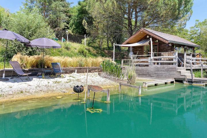 Location de vacances pour 2 personnes, avec jardin et vue sur le lac à Veyrines-de-Domme