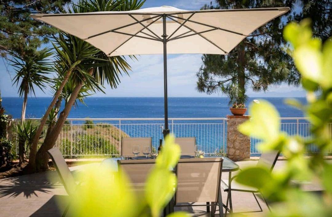 Villa's apartment on the beach, swimming pool A/C in Palermo, Palermo Provinz