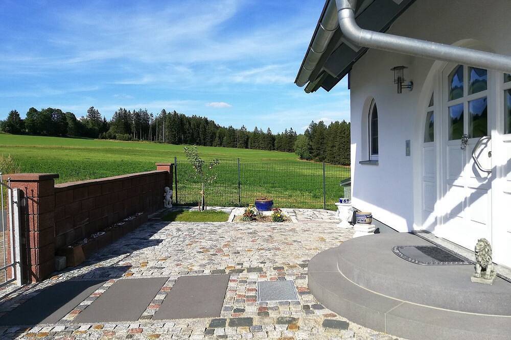 Ganze Wohnung, Stilvolle komfortable Nichtraucher-Ferienwohnung mit Weitblick ins Grüne in Naila, Landkreis Hof