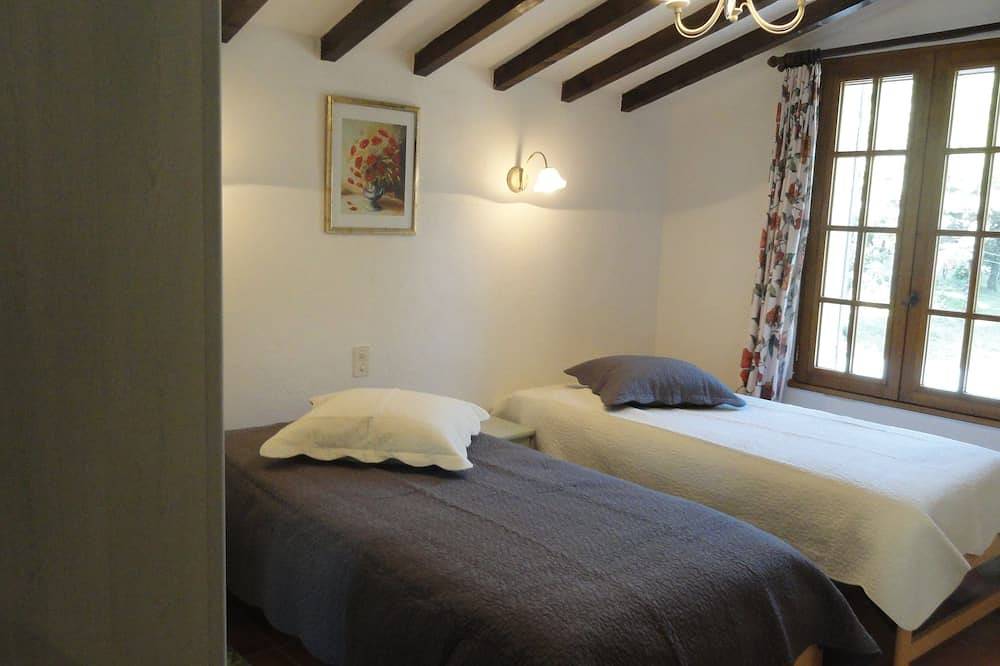 Villa dans un cadre magnifique avec vue, très calme . Grande propriété clôturé in Cabrières-d'Avignon, Parc naturel régional du Luberon