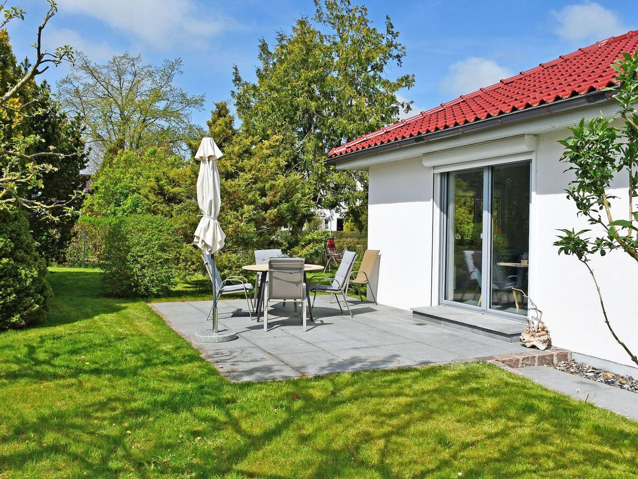 Ganze Ferienwohnung, Ferienhaus mit Sauna u. Terrasse im Zentrum von Rügen - Ferienhaus mit Sauna u. Terrasse im Zentrum von Rügen in Thesenvitz, Bergen auf Rügen