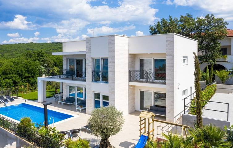 Villa pour 8 personnes, avec sauna ainsi que terrasse et jardin à Klimno