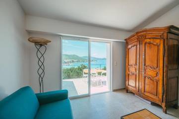 Gîte pour 5 personnes, avec piscine et jardin ainsi que vue et terrasse, animaux acceptés dans Plage du Ruppione