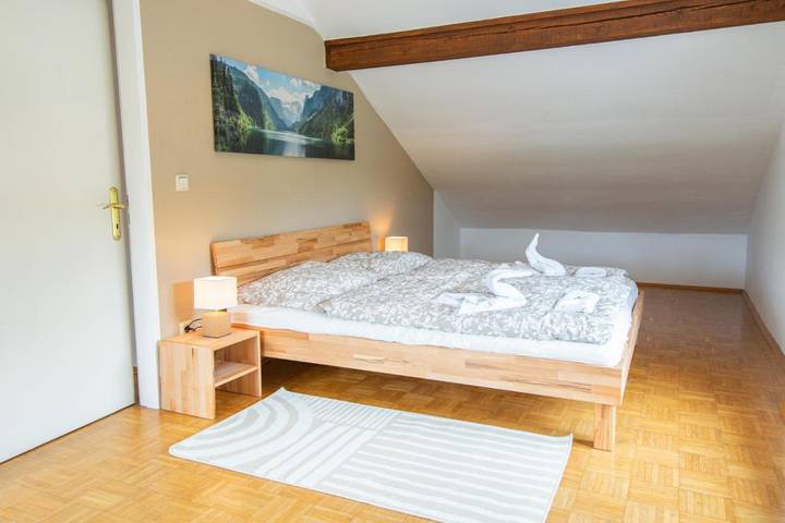 Ferienwohnung für 8 Personen, mit Ausblick und Garten sowie Terrasse