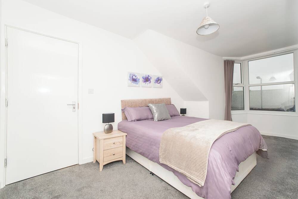 Entire apartment, Stylish 4 bed apartment close to Hospital in Sunderland