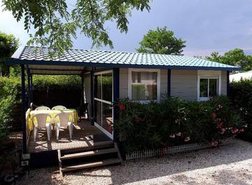 Camping pour 4 personnes, avec piscine et terrasse en Ardèche
