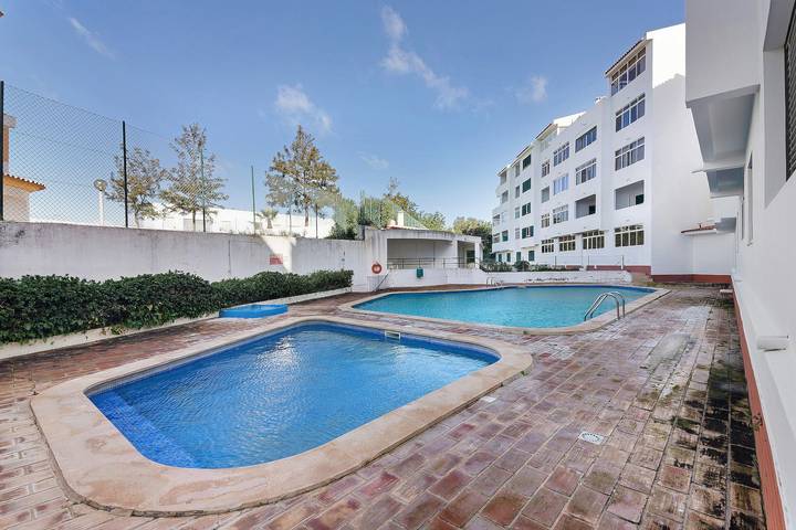 Appartement entier, Belle Vista Holiday Home avec piscine commune et terrasse privée in Albufeira e Olhos de Água, District de Faro