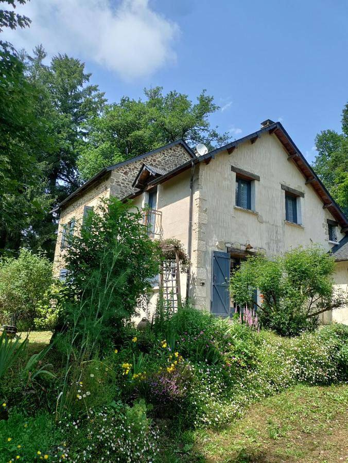 Location de vacances pour 8 personnes, avec jardin et vue à Soudaine-Lavinadière