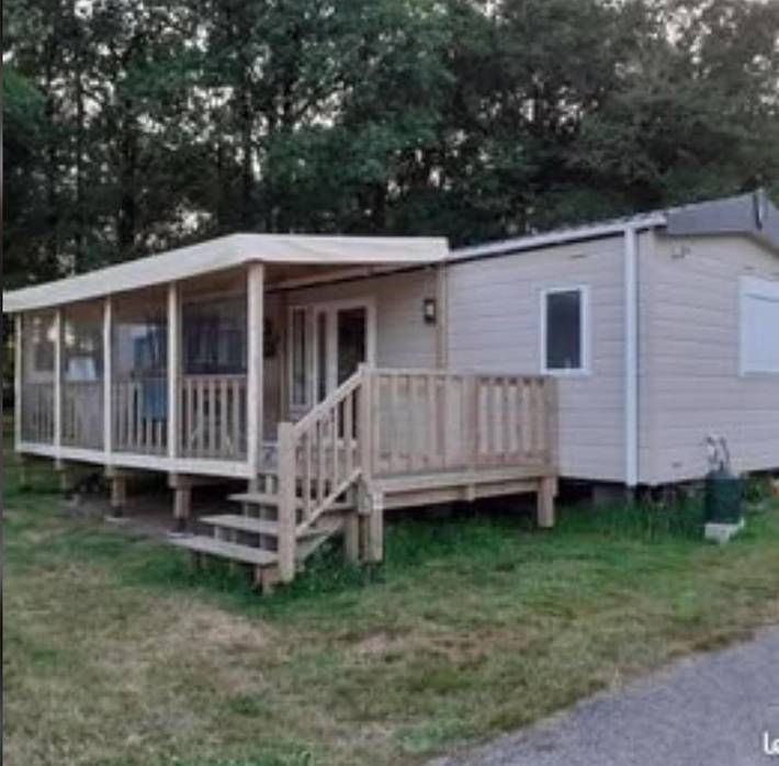 Camping pour 6 personnes, avec terrasse ainsi que jardin et piscine