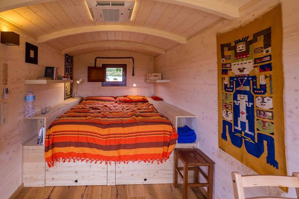 Holidays Zirkuswagen surrounded by sea and maquis. 300 m from the water. in Cala Cipolla, Teulada