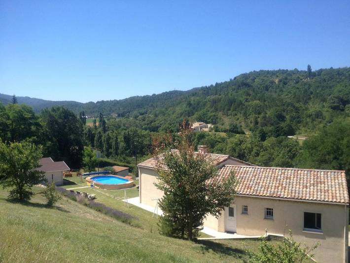 Location de vacances pour 2 personnes, avec Terrasse et Jardin ainsi que Piscine et Vue à Aouste-sur-Sye