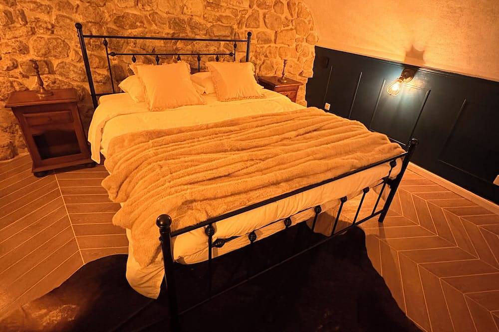 Entire apartment, Secret Apartment - Time Travel in Peynier, Mediterranean Coast (France)