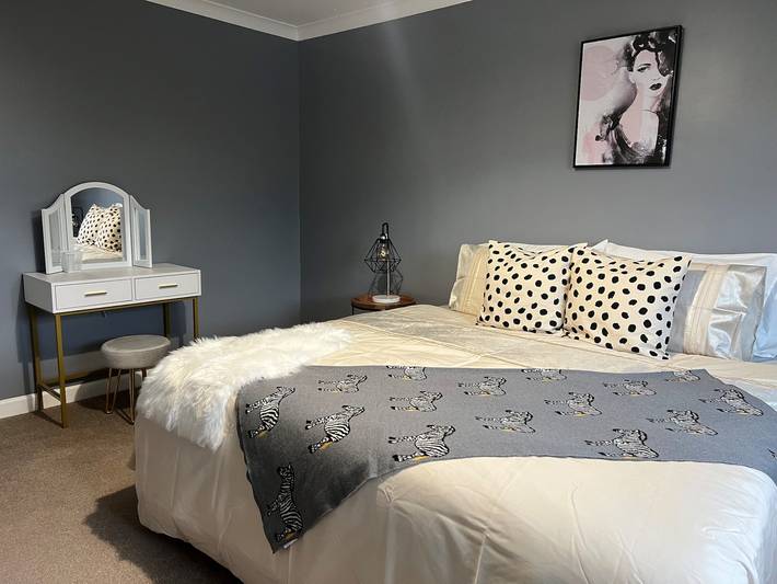 Charming 4-Bed House in Cheltenham, Free Parking in Cheltenham, Gloucestershire