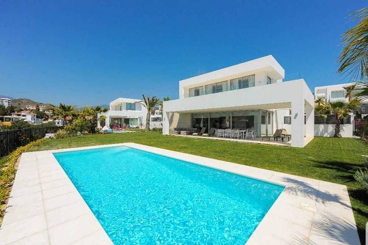 Cheap villa for 8 people, with garden and balcony in Marbella