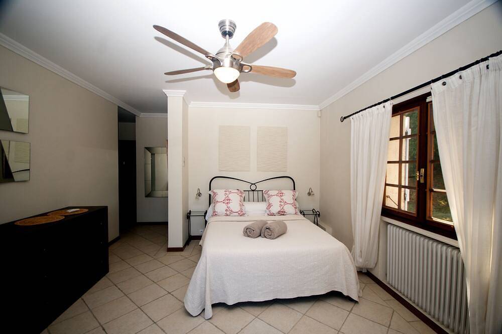 Calm hilltop villa with pool near golf 3500sqm garden Ac in Opio, Mediterranean Coast (France)