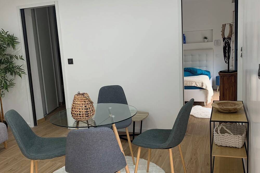 Apartamento entero, 2-person apartment, not overlooked, near train station, with terrace and private Jacuzzi in Viarmes, Valle del Oise