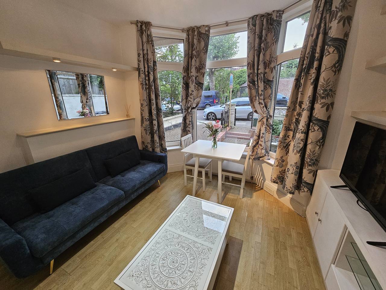 Entire holiday apartment, Light 1-bed - London N8 - free parking - fast Wifi in Haringey, London