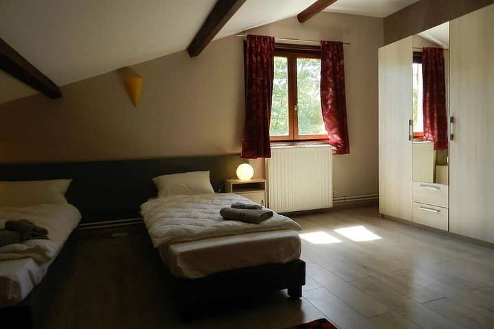 Gîte pour 12 personnes, avec piscine et terrasse à Ternand - 3