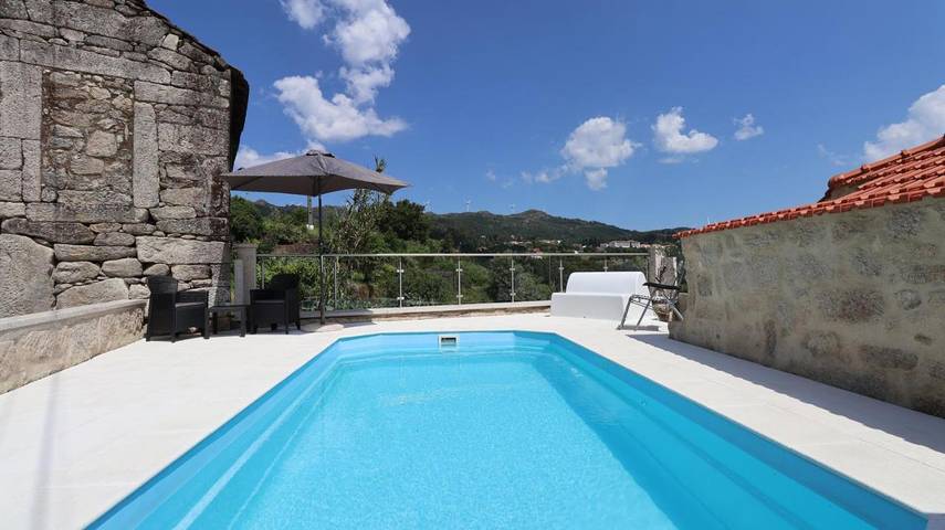 Parc de vacances pour 4 personnes, avec vue ainsi que terrasse et piscine, animaux acceptés dans Tondela