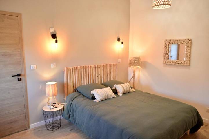 Gîte pour 4 personnes, avec piscine et terrasse ainsi que vue et jardin à Pouilly-le-Monial - 2