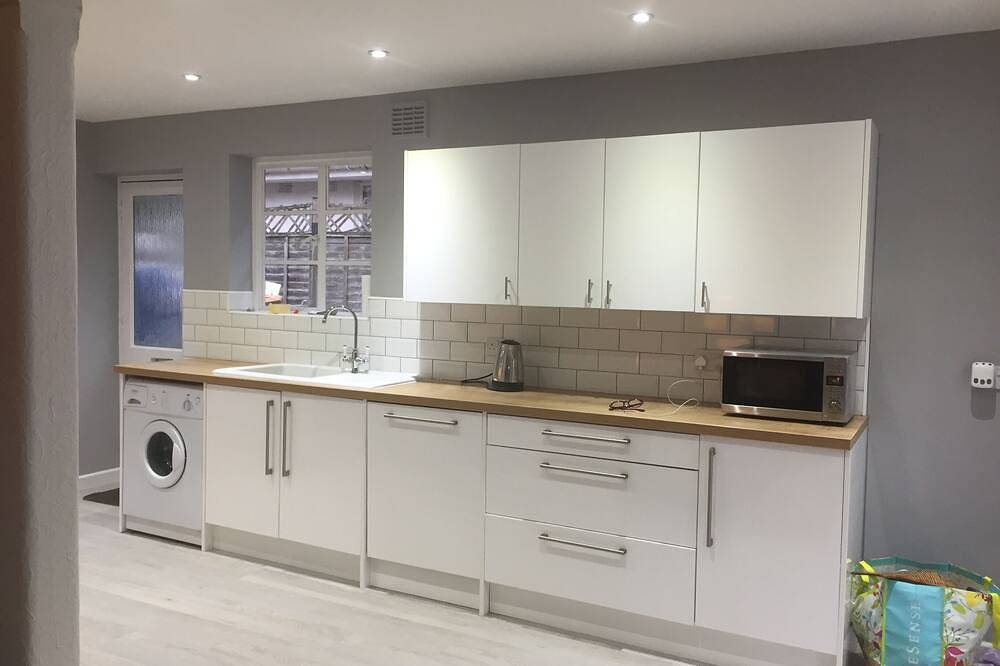 Sandbanks Holiday Home Poole  5 minutes walk to the  Beach\nsleeps 8/9 in Sandbanks, Poole