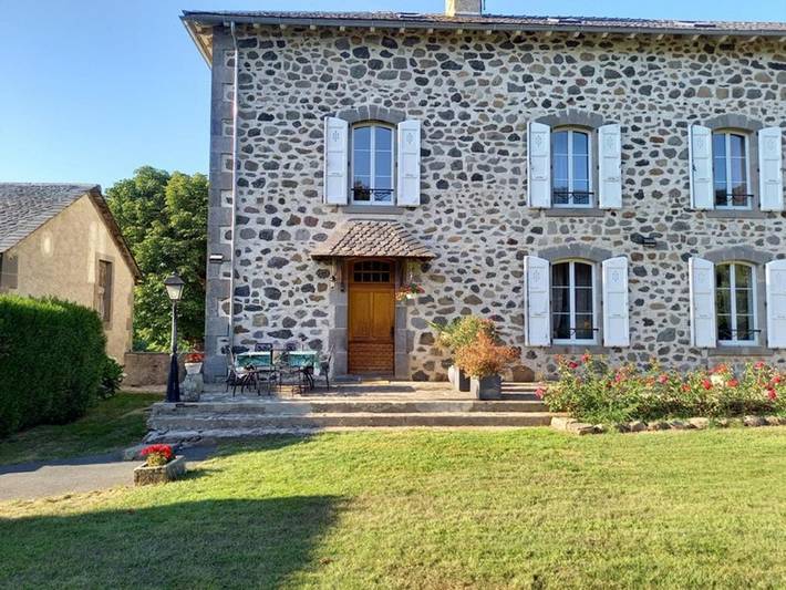 Location de vacances pour 4 personnes, avec Terrasse ainsi que Jardin et Piscine à Jussac