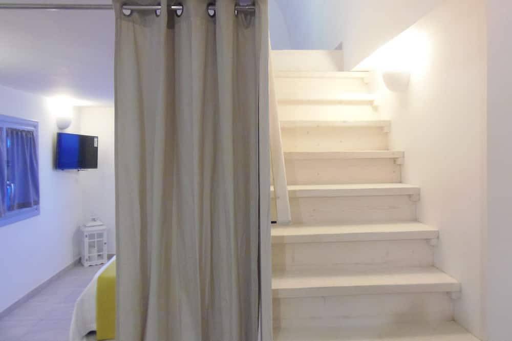Entire apartment, Loft two bedroom villa with panoramic sea views and Sunrise. in Firostefani, Thera