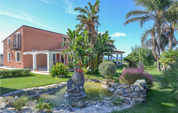 Agriturismo per 14 persone, con piscina e giardino nonché terrazza, con animali domestici in Partinico