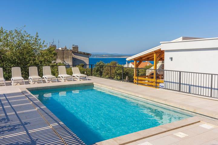 Ganze Wohnung, Malerisches Apartment nur 700 Meter zum Sandstrand mit herrlichem Meerblick, Pool, Grill in Crikvenica, Primorje-Gorski Kotar