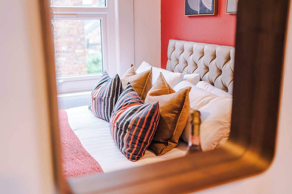 Spacious 4 Bed Home in Crewe, Perfect for Groups! in Crewe, Cheshire East