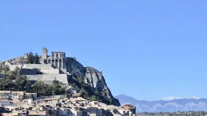 Camping für 6 Personen, mit Pool und Terrasse in Alpes-de-Haute-Provence - 3