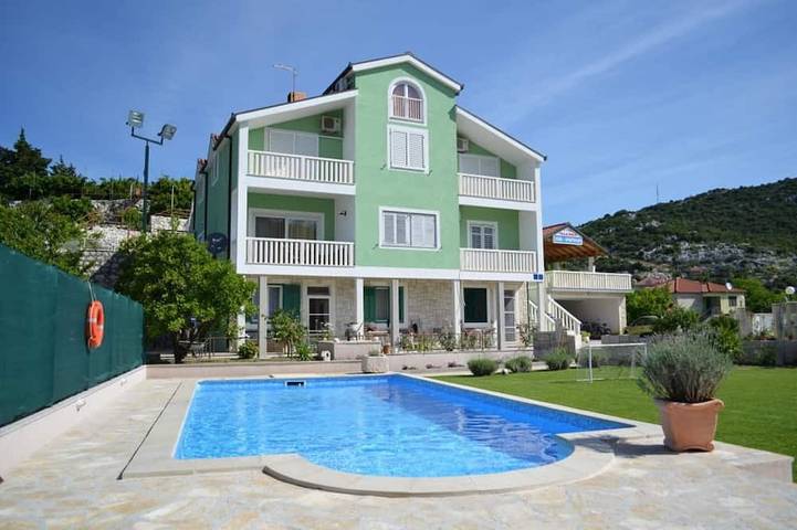 Ferienhaus für 22 Personen, mit Garten und Sauna sowie Pool und Balkon - 1