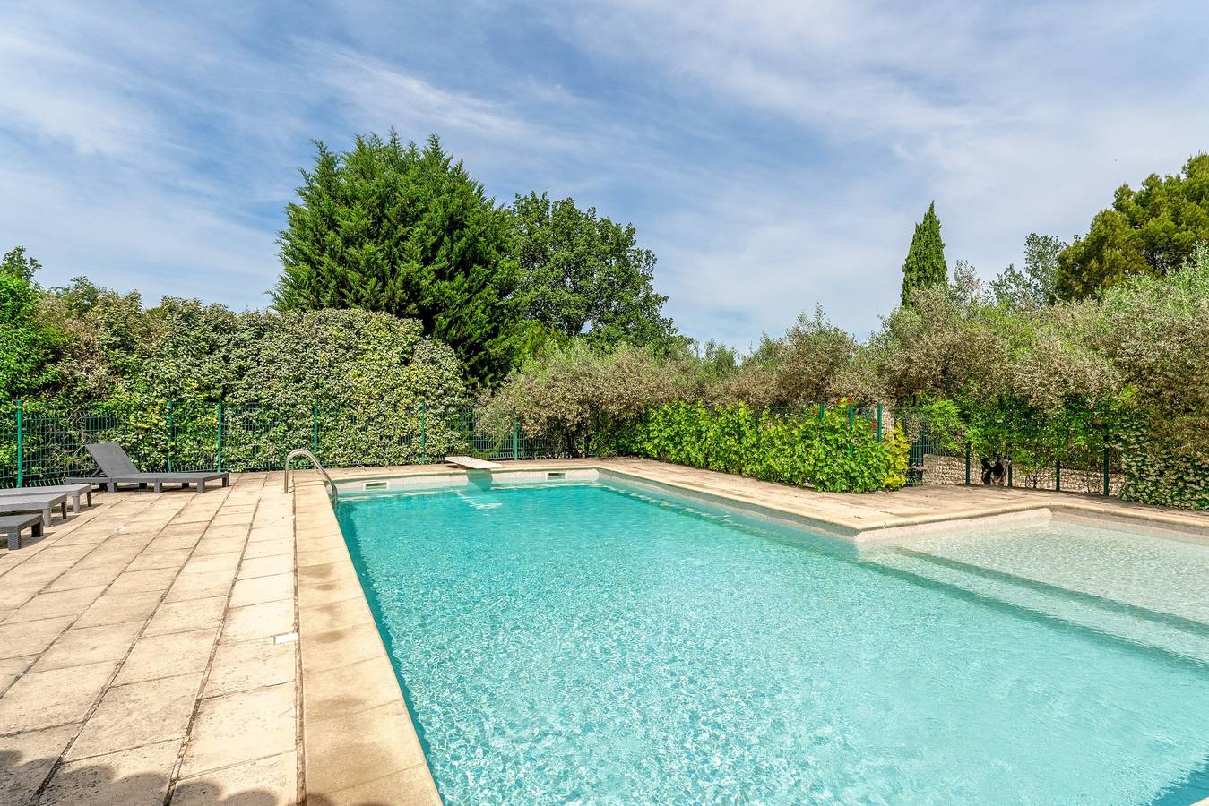 Apartamento entero, Gîte 'Gite Du Petit Bois' con piscina compartida, Wi-Fi y aire acondicionado in Villedieu, Vaucluse