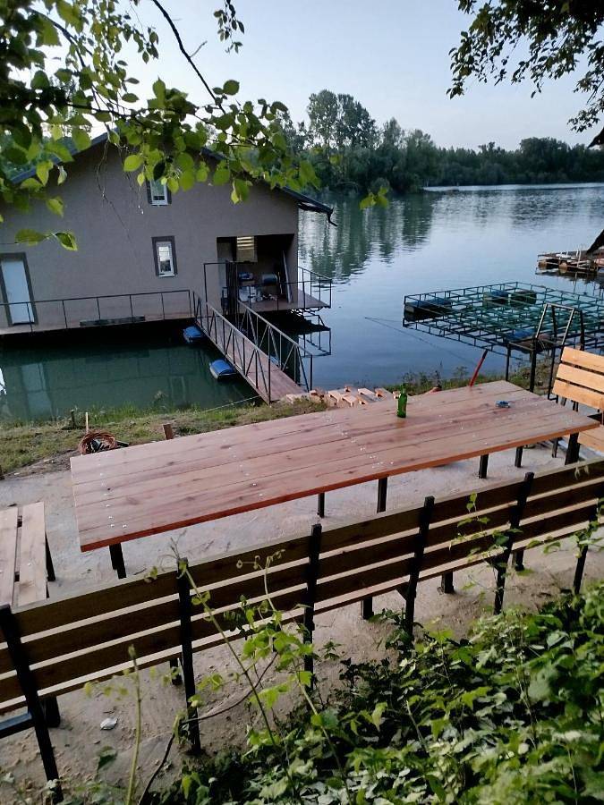 Splav na dan Axa in Kraj Belgrad
