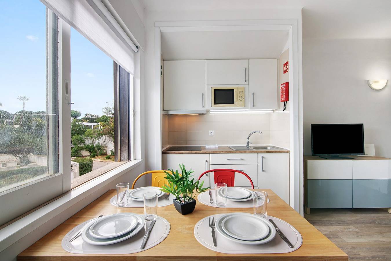 Apartamento inteiro, Apartamento 'Sun and Serenity' com piscina partilhada, jardim partilhado e acesso Wi-Fi in Albufeira, Distrito de Faro