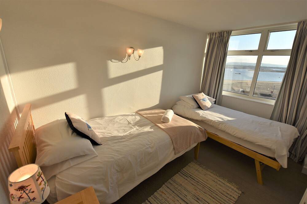 Wonderful 3 bedroom Apartment Sleeping 6 With Stunning Sea Views. in Aberdyfi, Aberdovey