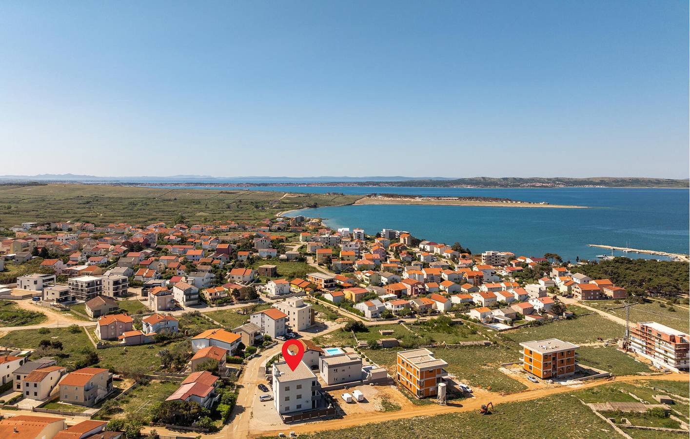 Ganze Ferienwohnung, Apartment am Meer mit Terrasse, Parkplatz und WLAN – 700 m vom Strand entfernt in Povljana, Pag