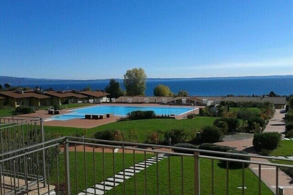 Ganze Wohnung, Montecolo Resort Drei-Zimmer-Wohnung mit herrlichem Seeblick, Schwimmbad in Manerba del Garda, Gardasee-Berge