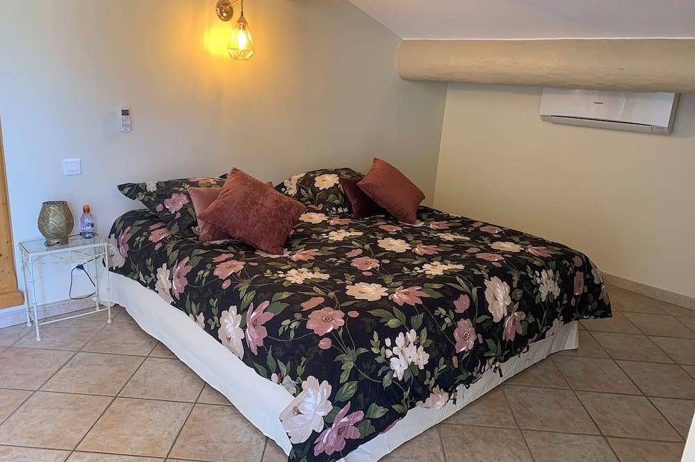 Stone house of character with pool & spa, space and authenticity in Bagnols-sur-Cèze, Nimes region